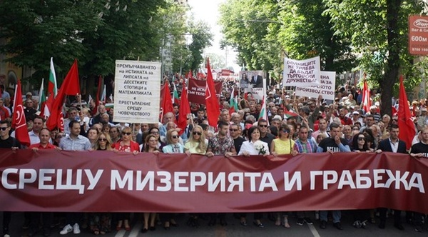 Симпатизанти бяха докарани с автобуси.jpg