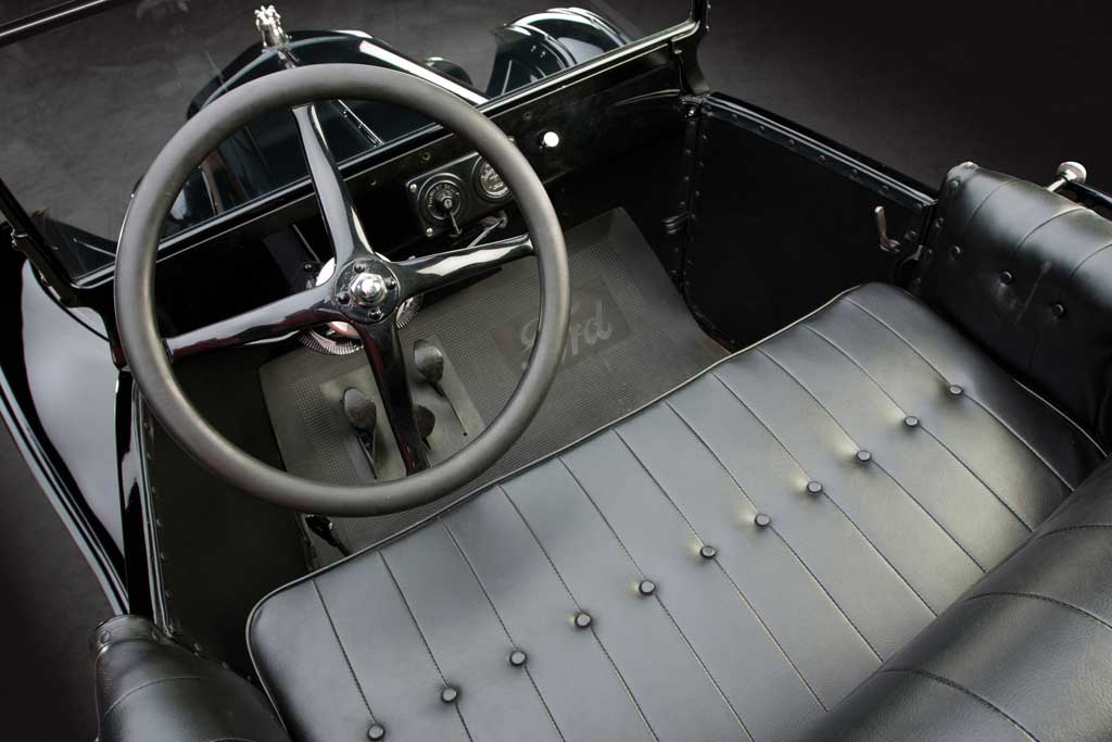 1920_Ford_model_T_Roadster.jpg
