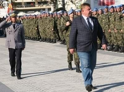 Каракачанов приема парад по дънки.jpg