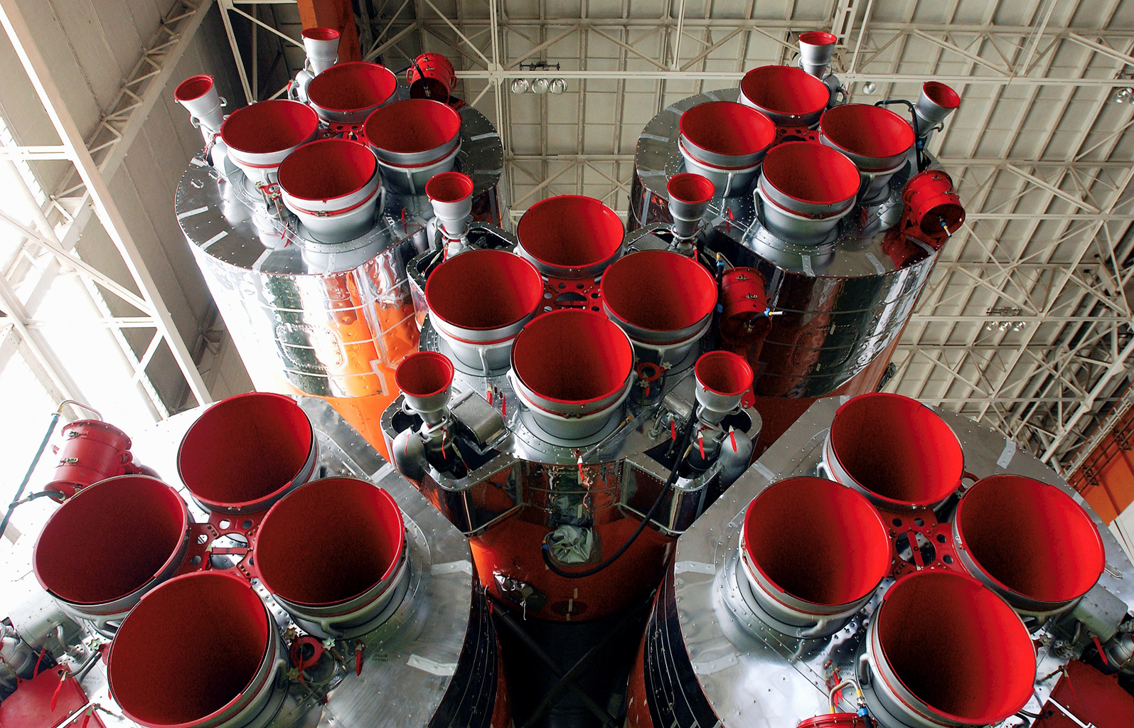 Soyuz_rocket_engines_small.jpg